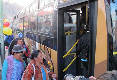 usuarios de ruta chasquipampa subiendo al bus Pumakatari