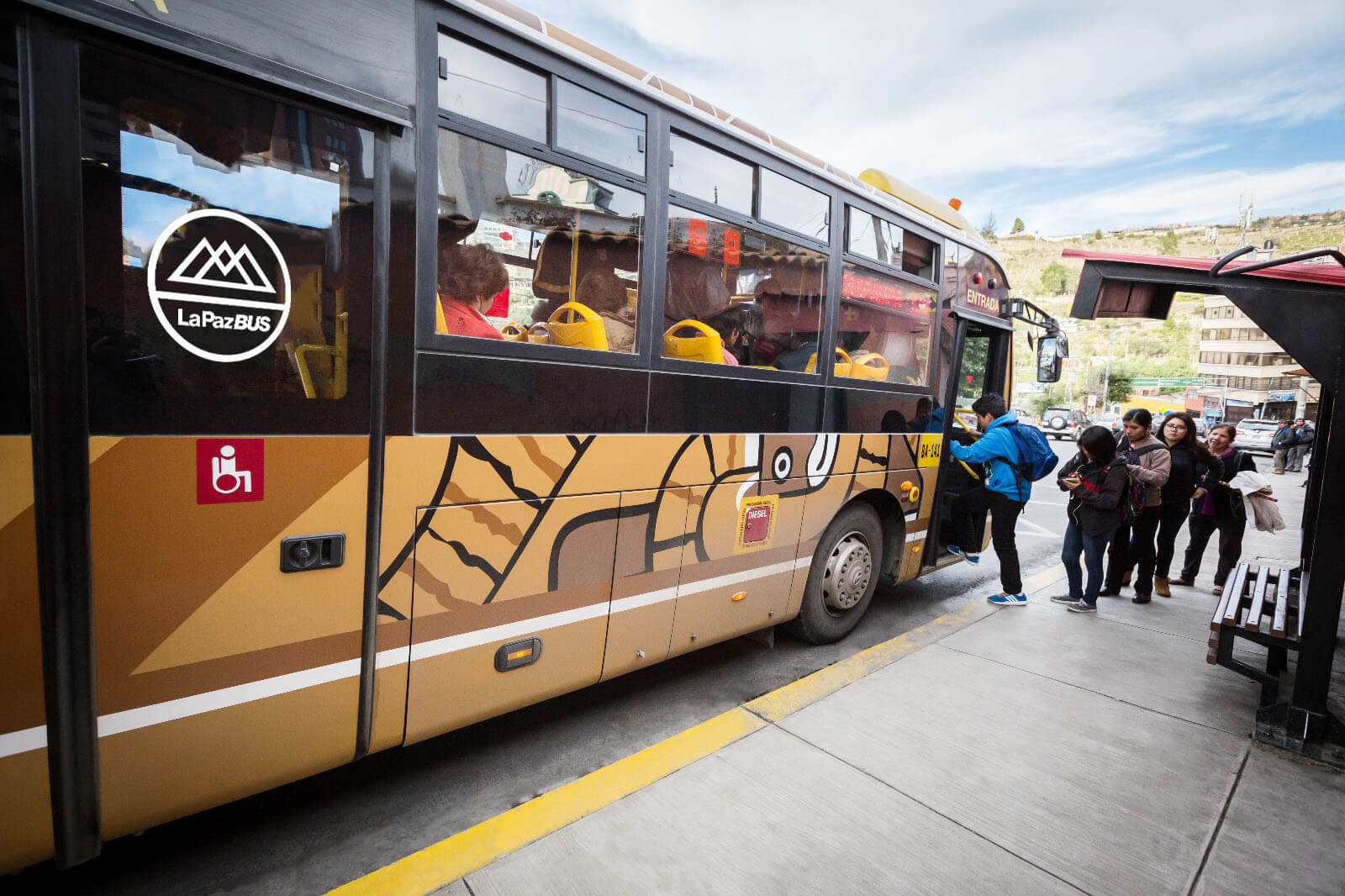 usuarios abordando el bus pumakatari